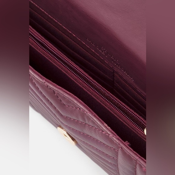 Badgley Mischka Quilted Crossbody Gold Tone Chain - Picture 3 of 3